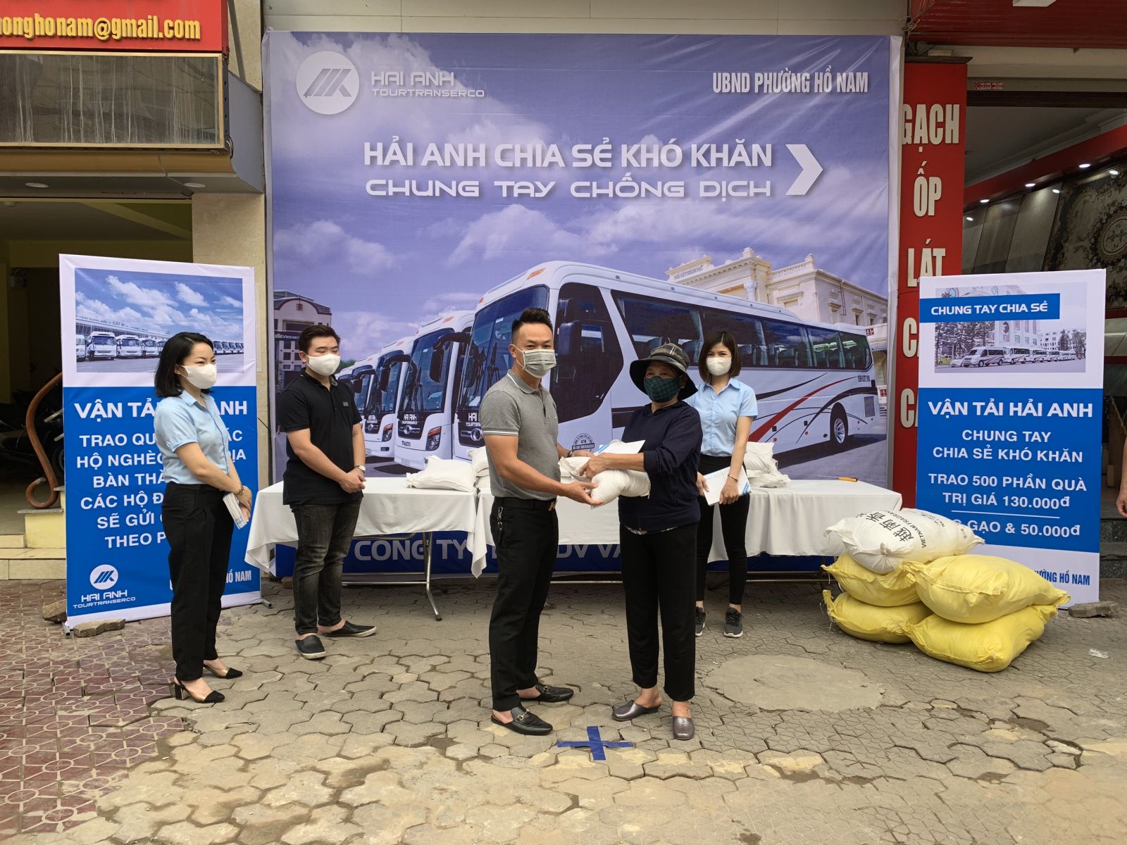HAI ANH DONATES 1,000 GIFT PACKAGES TO SUPPORT PEOPLE IN NEED