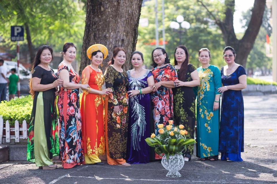 海安于 10 月 20 日向女性赠送“DCAR 豪华轿车和鲜花”。