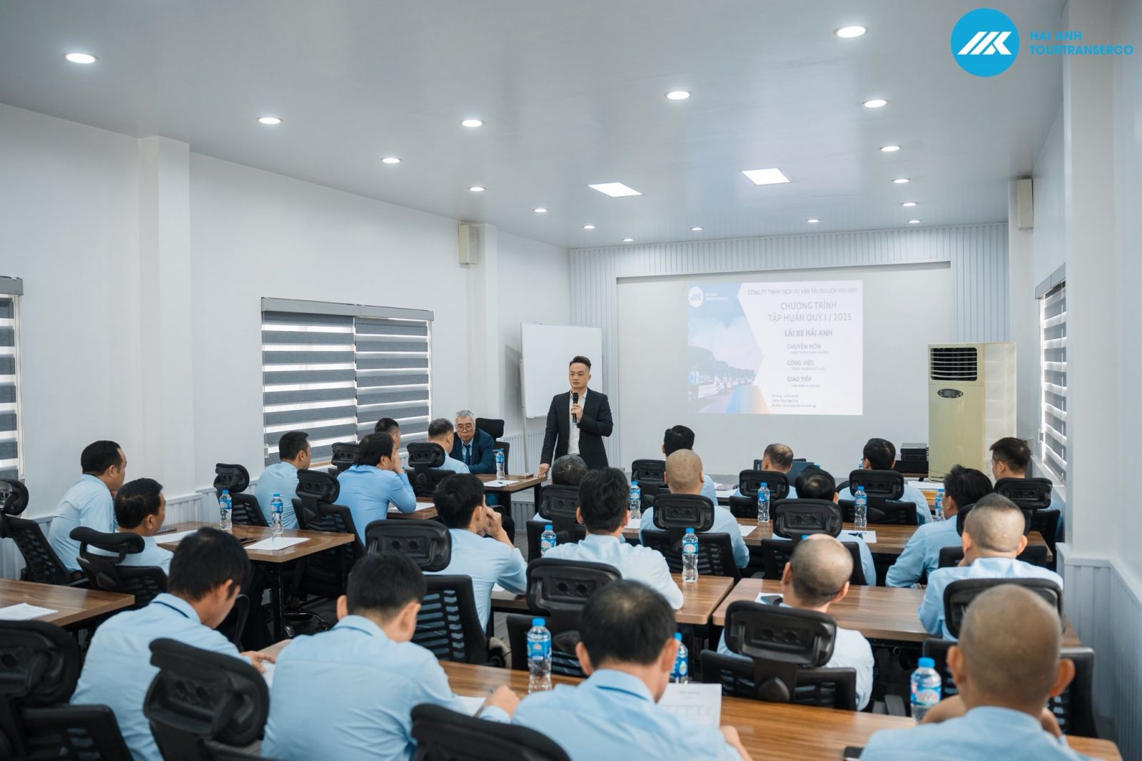 HAI ANH TRANSPORTATION PREPARES TRANSPORTATION PLANS FOR DELEGATES IN CONDITIONS OF RESPONDING TO TYPHOON NO. 9