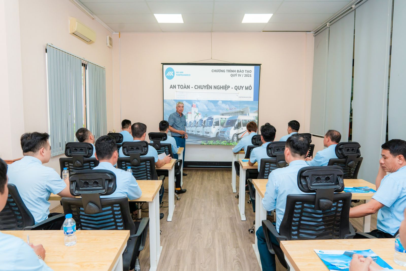 TRAINING AND IMPROVING KNOWLEDGE OF TRAFFIC REGULATIONS AND JOB SKILLS FOR HAI ANH DRIVERS.