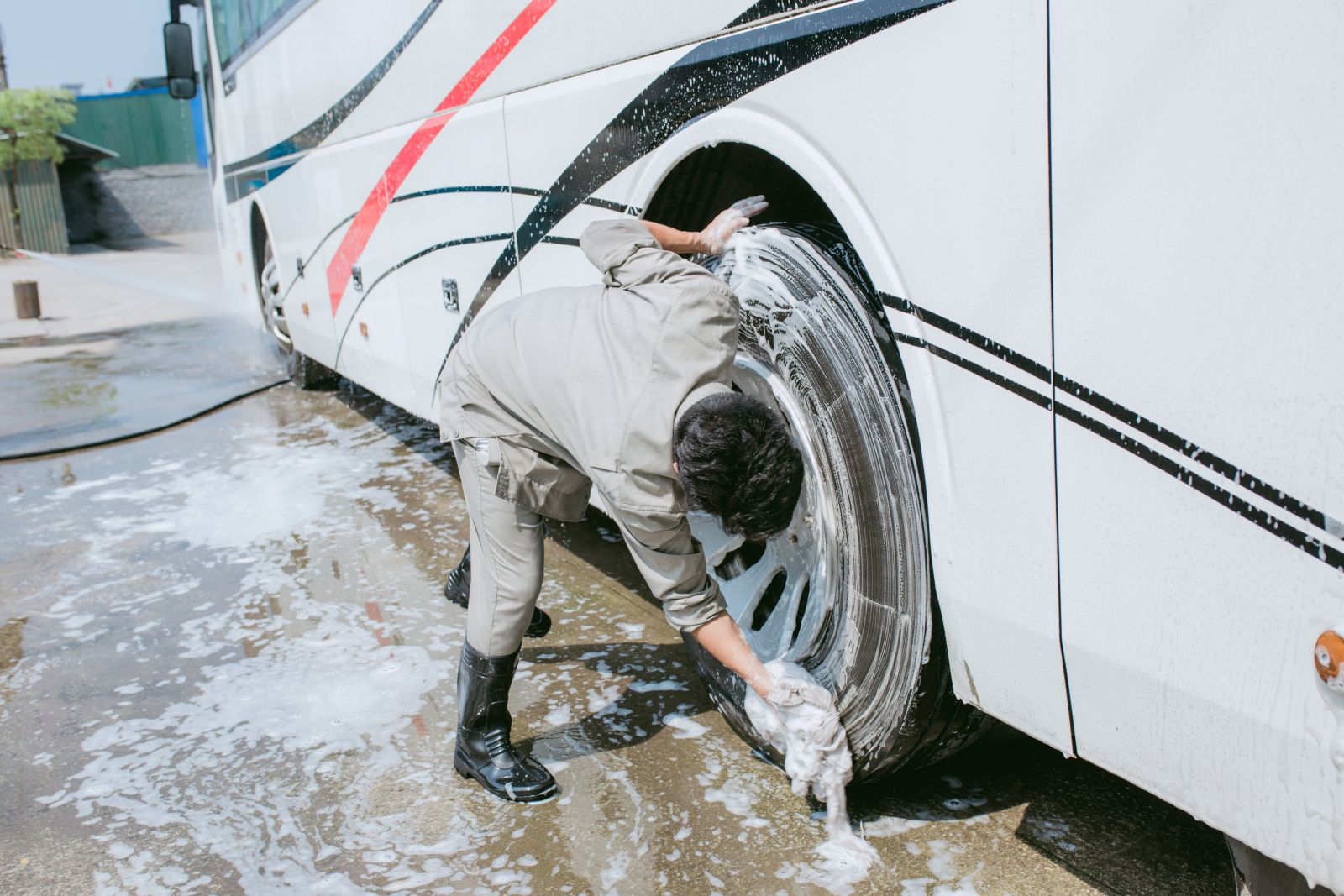 Việc làm sạch không chỉ giúp duy trì về độ “mới” và tính thẩm mỹ cho phương tiện xe